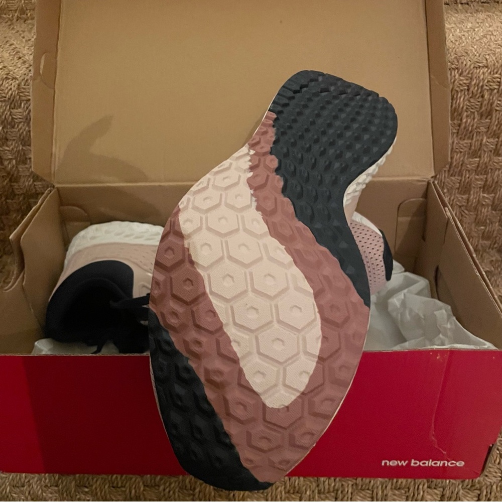 New Balance Pink & Black, Zante Fuel Cell V4. Size 10 - worn once - Picture 3 of 4